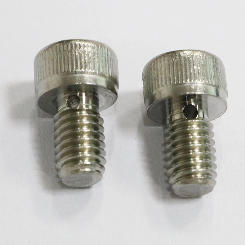 Thông qua bu lông nắp lỗ
